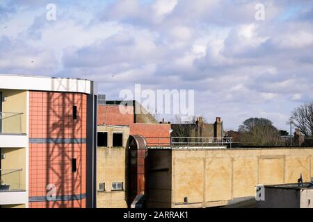 Alt- und Neubauten nebeneinander, Gegensatz in der Vermögens- und Immobilienentwicklung Stockfoto