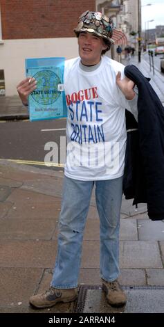 Antikriegs-Demonstrant Brian Haw trat 2007 am Westminster Richtergericht auf. Er ist berühmt dafür, dass er die Parliament Square Peace Campaign vor den Anschlägen der Vereinigten Staaten von 2001 gestartet hat und wurde zu einem Symbol der Antikriegsbewegung über die Politik sowohl des Vereinigten Königreichs als auch der Vereinigten Staaten in Afghanistan und im Irak. Stockfoto