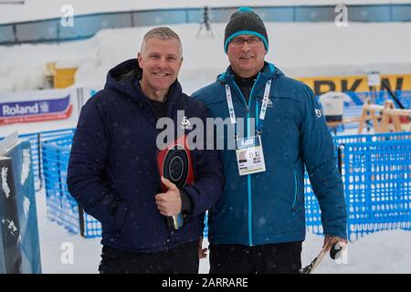 Lennerheide, Schweiz, 29. Januar 2020. Biathlon-Trainer Matthias Simmen und Sprecher Christian Hitsch weder beim 4 x 7,5 km Staffelrennen der Junioren Mä Stockfoto