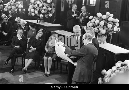 Staatsbesuch des Bundespräsidenten Heinemann von Westdeutschland in die Niederlande Rotterdam. Bundespräsident Heinemann, seine Frau, Königin Juliana und Prinz Bernhard beim Staatsbesuch des Bundespräsidenten. Im Rathaus wird Herr Heidemann eine Urkunde ausgestellt Datum: 25. November 1969 Ort: Rotterdam, Zuid-Holland Schlüsselwörter: Besuche, Königinnen, Monarchie, Präsidenten, Staatsbesuche persönlicher Name: Bernhard (Fürst Niederlande), Heinemann, Gustav, Juliana (Königin Niederlande), Thomasses, Wim Stockfoto