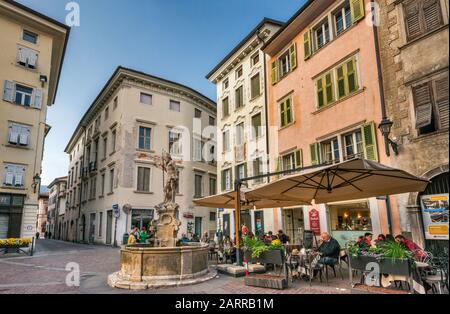 Neptun Fountain, Straßencafé an der Piazza Cesare Battisti (Piazza delle Oche), im historischen Zentrum von Rovereto, Trentino-Alto Adige, Italien Stockfoto