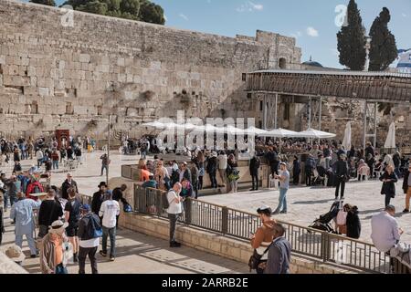 Touristen, die die marode Mauer und eine Gruppe von Männern besuchen, die beteten, jerusalem, israel DEC 2019 Stockfoto