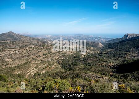 Mediterrane Landschaft vom PR-CV7 Fußweg zur Sierra de Bernia (Sierra de Bernia, Marina Alta, Alicante, Valencianische Gemeinschaft, Spanien) Stockfoto