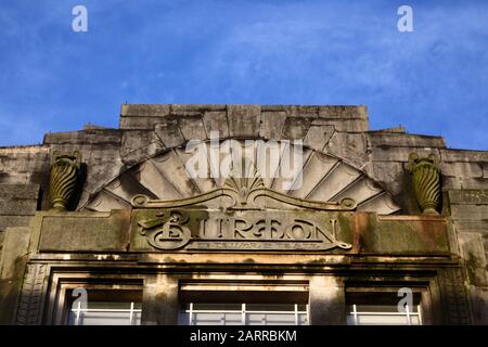 Detail der Fassade des ehemaligen Burton Kleidergeschäfts, Calverley Road, Tunbridge Wells, Kent, England Stockfoto