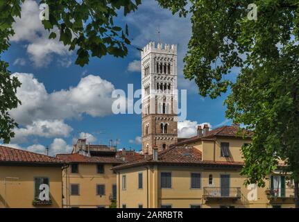 Campanile in Duomo di San Martino (Kathedrale des Heiligen Martin), von Passeggio delle Mura, Fußweg über der mittelalterlichen Stadtmauer, Lucca, Toskana, Italien Stockfoto