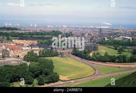 1960er Jahre, historische Luftaufnahme über Holyroodhouse, die offizielle Residenz der Königin, Edinburgh, Schottland, Großbritannien und Umgebung. Der Palast von Holyroodhouse steht am Ende der Royal Mile von Edinburgh und ist die Heimat der schottischen Königsgeschichte. Stockfoto