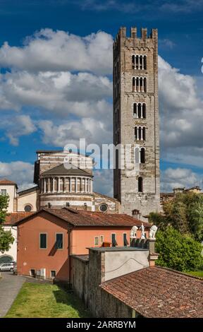 Basilika di San Frediano, 12. Jahrhundert, romanischer Stil, Blick vom Passeggio delle Mura, Fußweg über der mittelalterlichen Stadtmauer, Lucca, Toskana, Italien Stockfoto