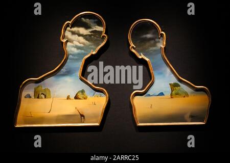 Bonhams, New Bond Street, London, Großbritannien 29. Januar 2020: - Salvador Dal', Couple aux ttes de pleis nuages (1937) (est £7 m to £10 m) in der Vorschau von Bonhams Impressionist und Modern Art Sale zu sehen. Dal' schuf Ein Paar aus den Falten (1937), während es während des spanischen Bürgerkrieges C auf dem Höhepunkt seiner surrealistischen Zeit (1929-1939) in Cadaqus war. Ikonische surrealistische Motive verschneiden die verstreuten Felsen der Szene C, einen entstellten Baum, undeutliche menschliche Figuren, eine in Brand geratene Giraffe und Wolken, die sich über die Köpfe der Tafeln schneiden, ergänzen die Freudschen Unterströmungen, die oft in Dal'Õs Key sur verkörpert werden Stockfoto
