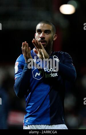 Lewis Grabban von Nottingham Forest lobt die Fans beim Sky Bet Championship Match zwischen Brentford und Nottingham Forest im Griffin Park, London, England am 28. Januar 2020. Foto von Carlton Myrie. Stockfoto