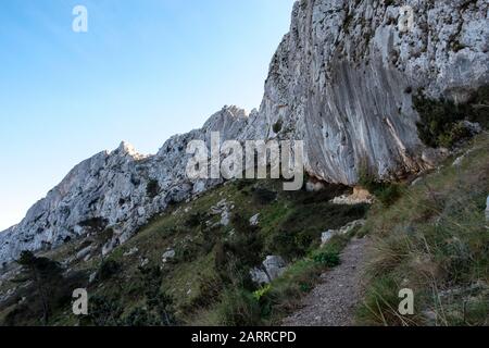 Kalkfelsen in PR-CV7 Fußweg zur Sierra de Bernia (Sierra de Bernia, Marina Alta, Alicante, Valencianische Gemeinschaft, Spanien) Stockfoto