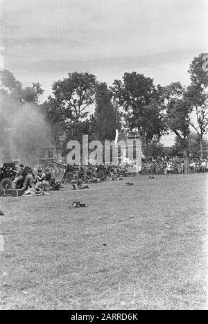 Feierlichkeiten nach der Geburt von Prinzessin Marijke Saluut Schüsse durch Kanonen Artillerie Datum: 19. Januar 1947 Ort: Batavia, Indonesien, Jakarta, Niederländisch-Indien Stockfoto