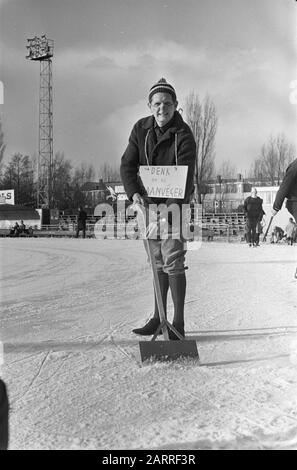 Skating-Wettbewerbe Niederlande Comedy auf Jaap Eden Track. Jan Hunling agierte als Bahnfeger Datum: 8. Januar 1968 Ort: Niederlande Schlagwörter: Wettbewerbe, Schlittschuhlaufen, Sport persönlicher Name: Eden, Jaap Stockfoto