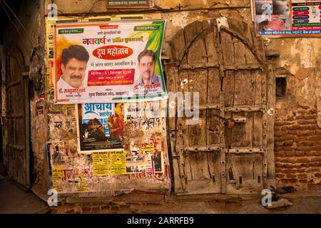 Indien, Rajasthan, Shekhawati, Nawalgarh, Aswal Agarbati Nansa Gate, alte Holztür und politische Werbeplakate Stockfoto