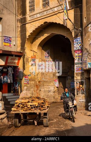 Indien, Rajasthan, Shekhawati, Nawalgarh, Aswal Agarbati Nansa Gate, Motorrad, das durch Rambilas Podar Memorial Gate führt Stockfoto