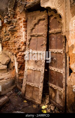 Indien, Rajasthan, Shekhawati, Nawalgarh, ummauertes Stadtzentrum, Nansa Gate, alte Holztür von Scharnieren Stockfoto