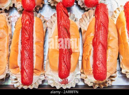 Zubereitete, heiße Hunde, die in ein süßes Brot gewickelt sind und während einer Fiesta zum Verkauf bereit stehen. Typische ungesunde billige Straßennahrung auf den Philippinen Stockfoto