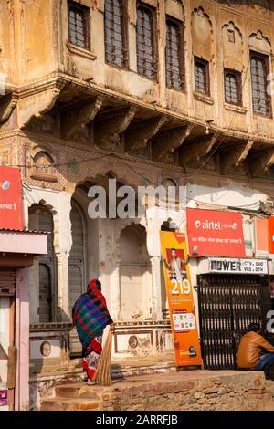 Indien, Rajasthan, Shekhawati, Nawalgarh, Kothi Road, Frau am Eingang des alten privaten Haveli Stockfoto