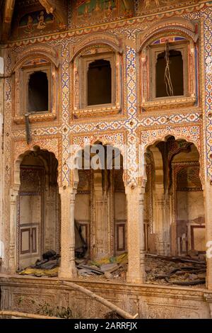 Indien, Rajasthan, Shekhawati, Nawalgarh, Nayabazaar, Außendekoration des Haveli-Innenhofs in schlechtem Zustand Stockfoto