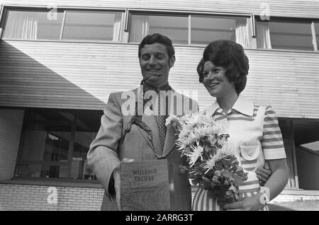 Schiedsrichter C. Corver mit William II Trophäe für den besten Schiedsrichter Datum: 13. Juni 1973 Stichwörter: Name der Schiedsrichter-Person: C. Corver Institution Name: William II Trophäe Stockfoto