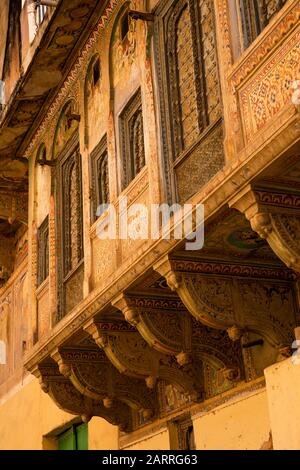 Indien, Rajasthan, Shekhawati, Nawalgarh, überhängende Fenster von historischem dekoriertem Haveli Stockfoto