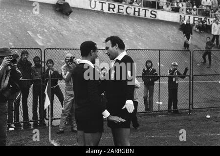 FC Utrechter gegen AZ 67 3-2 Schiedsrichter v. Ettekhoven (r) spricht mit dem Grenzrichter über das erste Tor des FC Utrechter, das schließlich vergeben wurde Datum: 4. November 1979 Ort: Utrechter (Provinz), Utrechter (Stadt) Schlüsselwörter: Schiedsrichter, Sport, Fußball Personenname: Ettekoven, Henk van Stockfoto