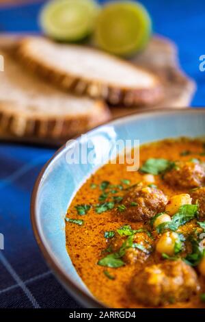 Nahaufnahme einer Schüssel mit Fleischsuppe mit Kräutern Stockfoto