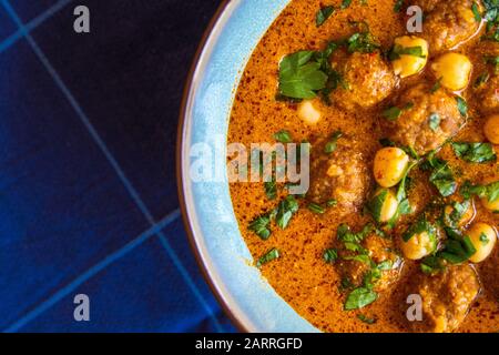 Oben auf eine Schüssel mit Fleischbällchen mit Kräutern geschossen Stockfoto