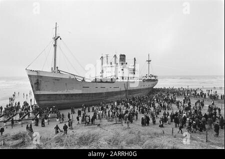 Ship Stardust on Beach in der Nähe von S-Gravezande; Tausende von Zuschauern auf dem Schiff Datum: 4. Januar 1976 Schlagwörter: Schiffe, Strände Institutionenname: Stardust Stockfoto