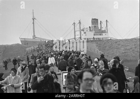 Ship Stardust on Beach in der Nähe von S-Gravezande; Tausende von Zuschauern auf dem Schiff Datum: 4. Januar 1976 Schlagwörter: Schiffe, Strände Institutionenname: Stardust Stockfoto