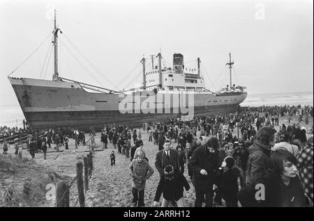 Ship Stardust on Beach in der Nähe von S-Gravezande; Tausende von Zuschauern auf dem Schiff Datum: 4. Januar 1976 Schlagwörter: Schiffe, Strände Institutionenname: Stardust Stockfoto