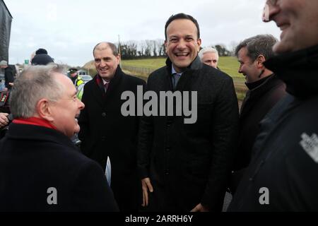 Taoiseach Leo Varadkar (Zentrum) und Labour-Chef Brendan Howlin (links) nehmen an der Eröffnung der längsten Brücke Irlands Teil, in New Ross, Co. Wexford. Die Brücke trägt den Namen Rose Fitzgerald Kennedy Bridge zu Ehren der Mutter von Präsident John F. Kennedy und überspannt 887 m und überquert dabei den River Barrow zwischen den Grafschaften Wexford und Kilkenny. Stockfoto