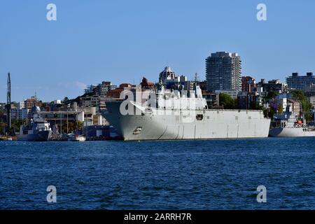 Sydney, NSW, Australien - 29. Oktober 2017: Kriegsschiffe HMAS Canberra, ein Hubschrauberträger und die HMAS Stuart-Fregatte im Wooloomooloo-Hafen Stockfoto