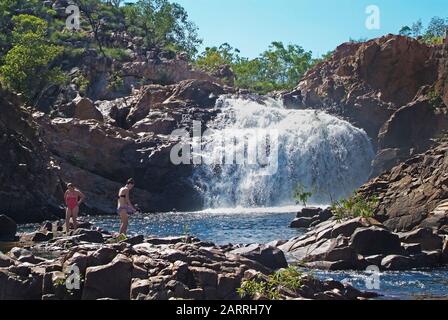 Katherine, NT, Australien - 23. April 2010: Nicht identifizierte Menschen in Edith Falls im Nitmiluk National Park, Northern Territory Stockfoto