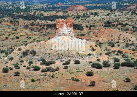 Australien, NT, Luftbild über die Außenlandschaft mit Chambers Pillar Rock Stockfoto