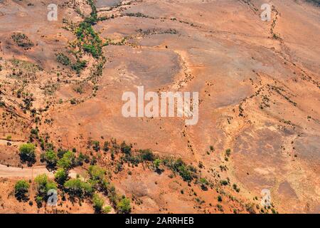 Australien, NT, Luftbild über die Landschaft im Outback mit trockenem Flussbett rund um Alice Springs Stockfoto