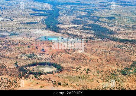 Australien, NT, Luftblick über die Outback-Landschaft rund um Alice Springs, Wasserreservoir von der Farm Maryvale Stockfoto