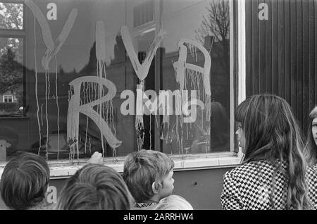 Schule hat in Leerdam Feuer gelegt, Fenster bemalt mer RMS-Slogans Datum: 22. Oktober 1976 Standort: Leerdam Schlüsselwörter: Brände, Schulen Stockfoto