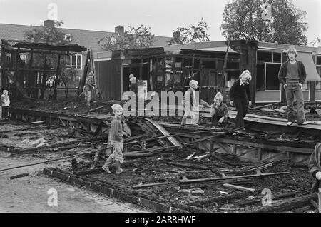 Schule hat in Leerdam Feuer gelegt, Fenster mit RMS-Slogans gemalt Datum: 22. Oktober 1976 Standort: Leerdam Schlüsselwörter: Brände, Schulen Stockfoto