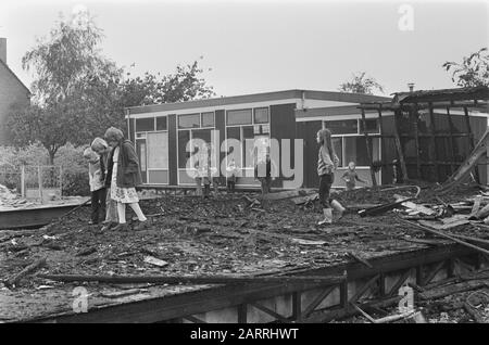 Schule hat in Leerdam Feuer gelegt, Fenster mit RMS-Slogans gemalt Datum: 22. Oktober 1976 Standort: Leerdam Schlüsselwörter: Brände, Schulen Stockfoto