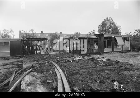 Schule hat in Leerdam Feuer gelegt, Fenster mit RMS-Slogans gemalt Datum: 22. Oktober 1976 Standort: Leerdam Schlüsselwörter: Brände, Schulen Stockfoto