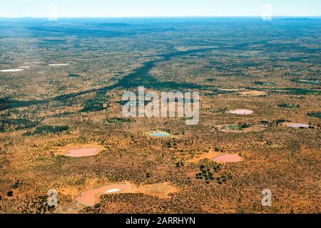 Australien, NT, Luftbild über die Landschaft mit Tonpfannen Stockfoto