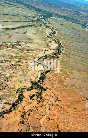 Australien, NT, Luftbild über die Landschaft im Outback mit trockenem Flussbett rund um Alice Springs Stockfoto