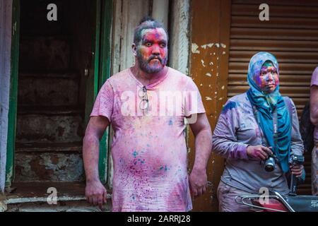 Vrindavan, Indien - 12. März 2017: Indische Menschen, die in verschiedenen Farben gehalten sind und das Holi-Festival in Vrindavan, Indien, feiern. Stockfoto