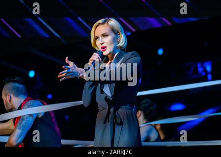 Die berühmte russische Sängerin Polina Gagarina singt vor den Teilnehmern des Wirtschaftsforums Stockfoto