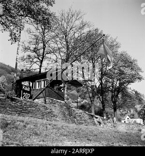 Rheinnavigation, Bericht über Leben und Arbeit an Bord einer Rheinschiff-Signalpost entlang des Rheins bei Kaub Datum: 1. April 1955 Standort: Deutschland, Kaub, Westdeutschland Schlagwörter: Binnenschifffahrt, Signale, Flaggen Stockfoto