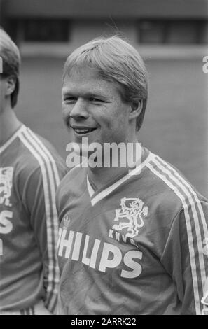 Auswahl niederländische Mannschaft in Zeist; 6a, 7a: Hans van Breukelen, 8a, 9a: Ronald Koeman Datum: 21. März 1988 Ort: Utrechter, Zeist Schlüsselwörter: Sport, Fußball persönlicher Name: Koeman, Ronald Stockfoto