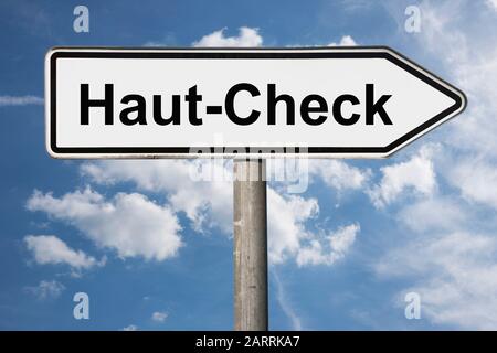 Detailfoto eines Hinweisschildes mit der Aufschrift Haut-Check (Skin-Check) Stockfoto