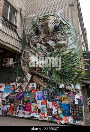 Chipmunk-Skulpturen aus recyceltem Verbraucher- und Industriemüll, Telliskivi Loomelinnak (Telliskivi Creative City), Tallinn, Estland Stockfoto