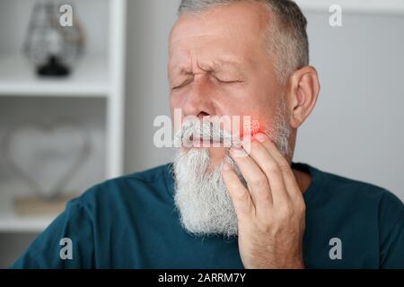 Ältere Menschen leiden unter Zahnschmerzen zu Hause Stockfoto