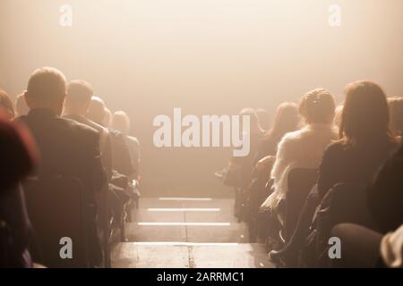 Zuschauer, die eine Aufführung ansehen Stockfoto